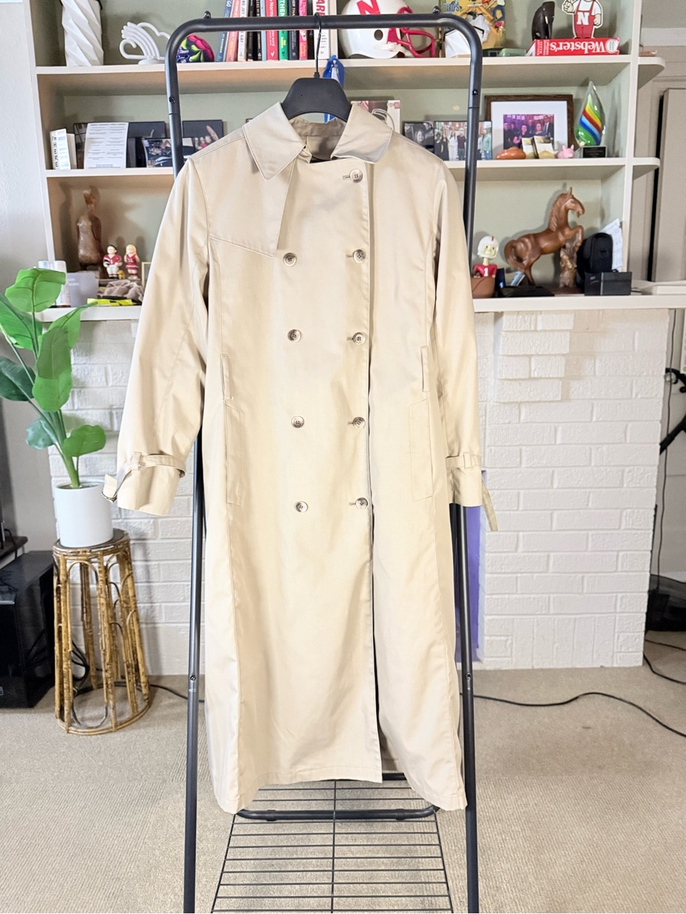 Vintage London Fog Maincoats trench coat in classic khaki beige. Likely 1970s–80